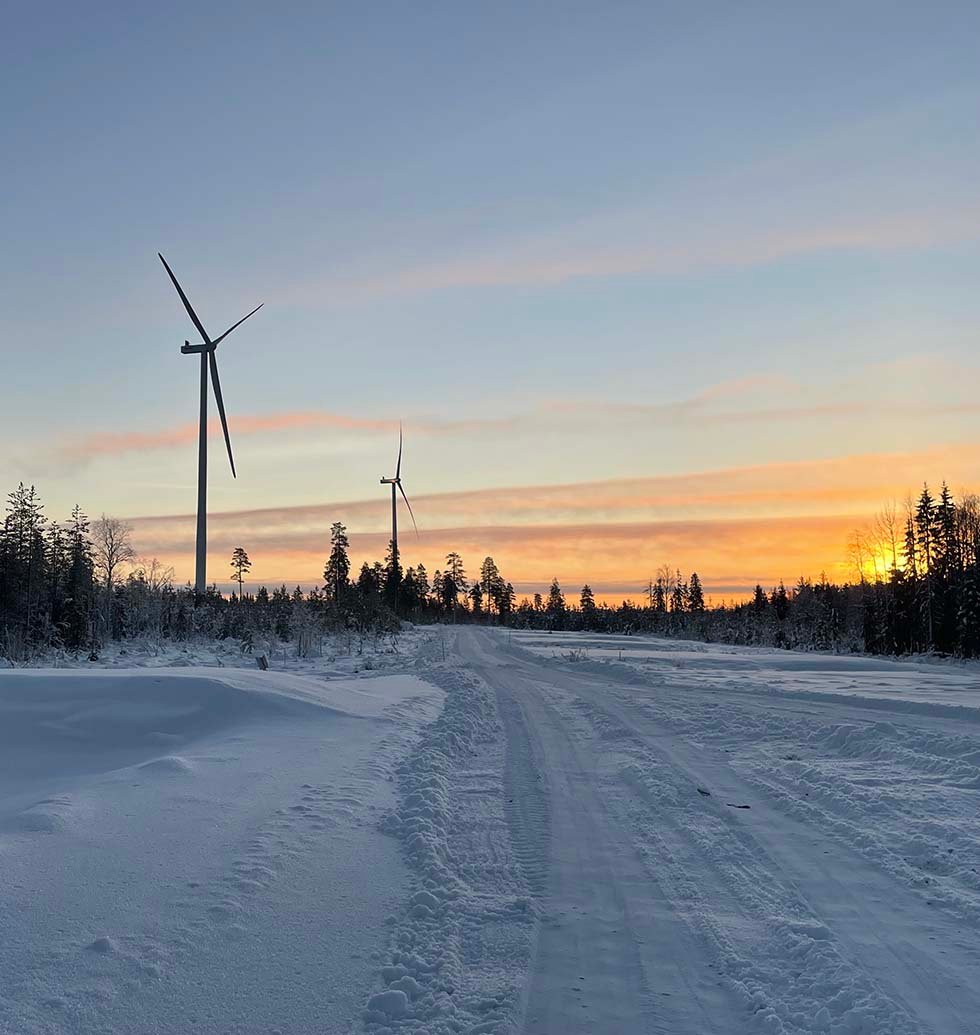Tuuliturbiineja tien varrella talvisessa maisemassa - kuvaaja Antti Polet