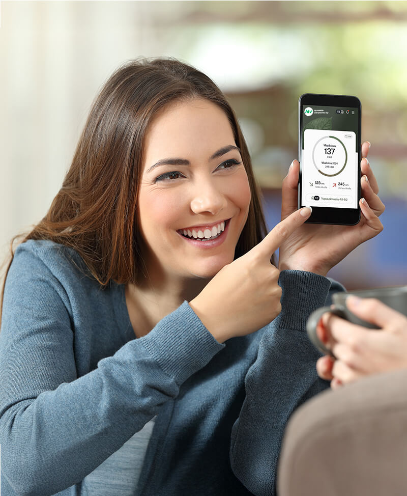 A smiling customer shows their personal data from Hyvinkään Lämpövoima’s online service to a friend.