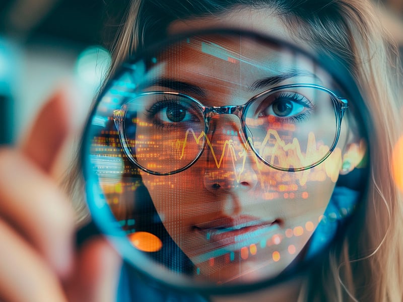 Konsultti analysoi digitaalista dataa suurennuslasin avulla – Power BI -ratkaisut tuovat selkeyttä ja oivalluksia päätöksentekoon.