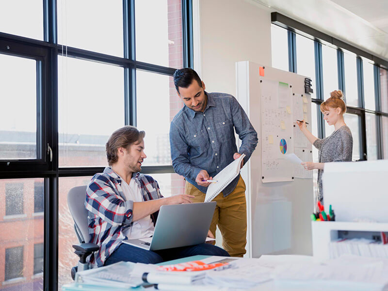 The team reviews data, discusses requirements, and aligns on a shared approach to ensure well-structured and compliant procurement processes.