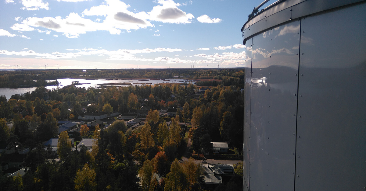 Maisemakuva Haminan Veden vesitornista kauniilla, aurinkoisella ilmalla (kuva: Haminan Vesi). 