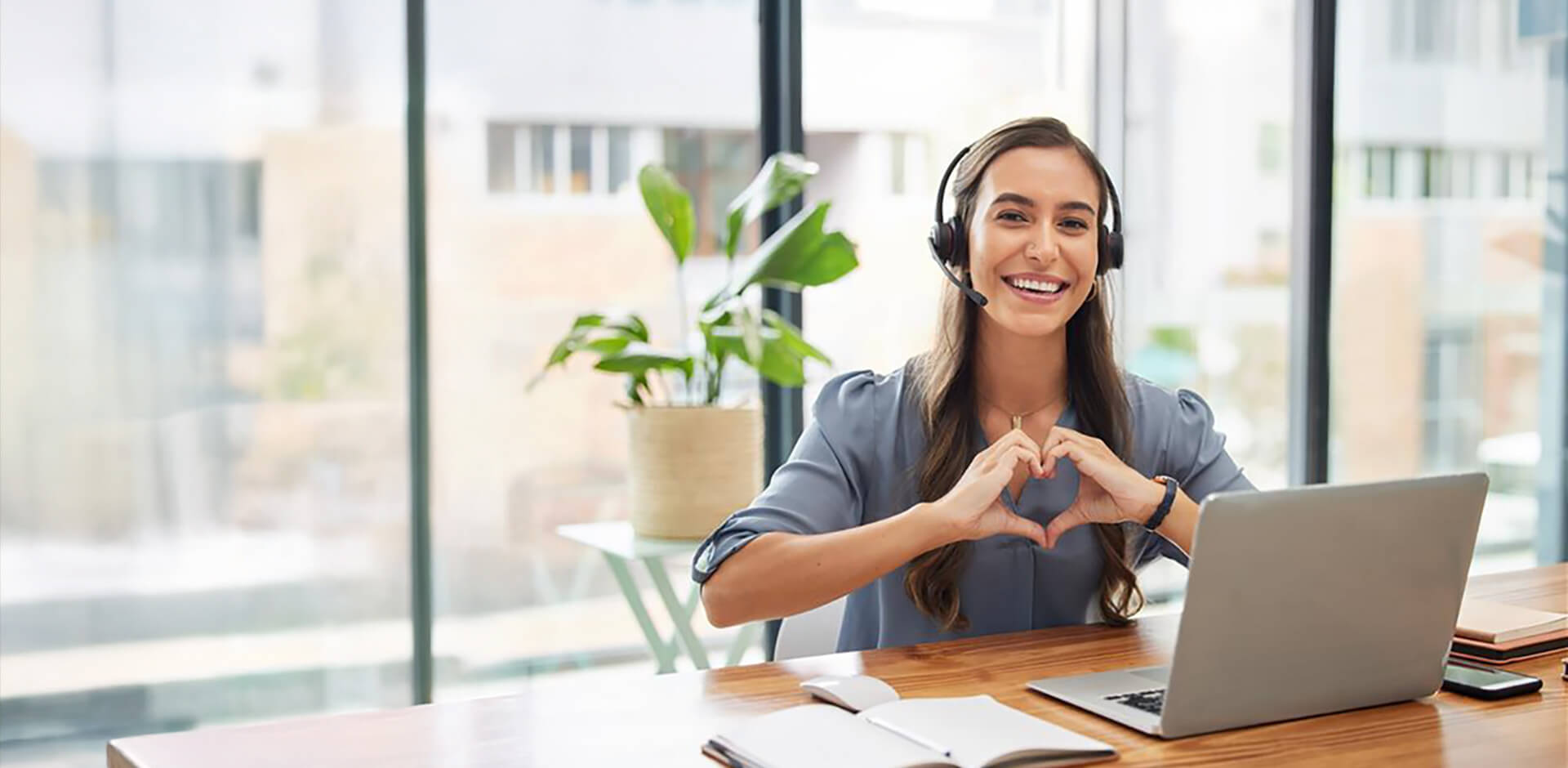 En smilende kundeservicemedarbejder i arbejde.