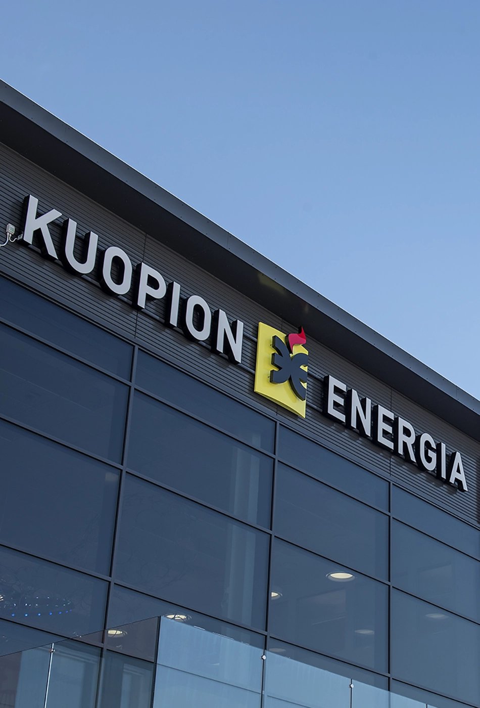 Kuopion Energian logo uuden toimitilan seinällä