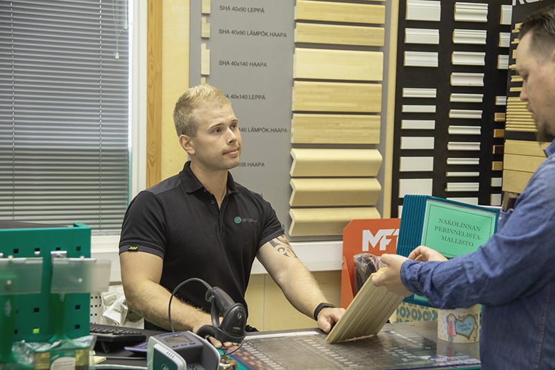 A PK-Puu employee uses the Tekso Cloud POS system and uses it to fund the customer in the store.