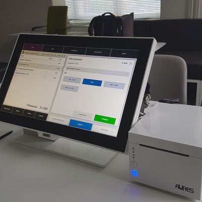 image-blog-retail-pos-tuotteiden-kehitys-800x800Näkymä Solteq Commerce Cloud -kassajärjestelmästä kassapäätteellä, vieressä kuittikirjoitin.