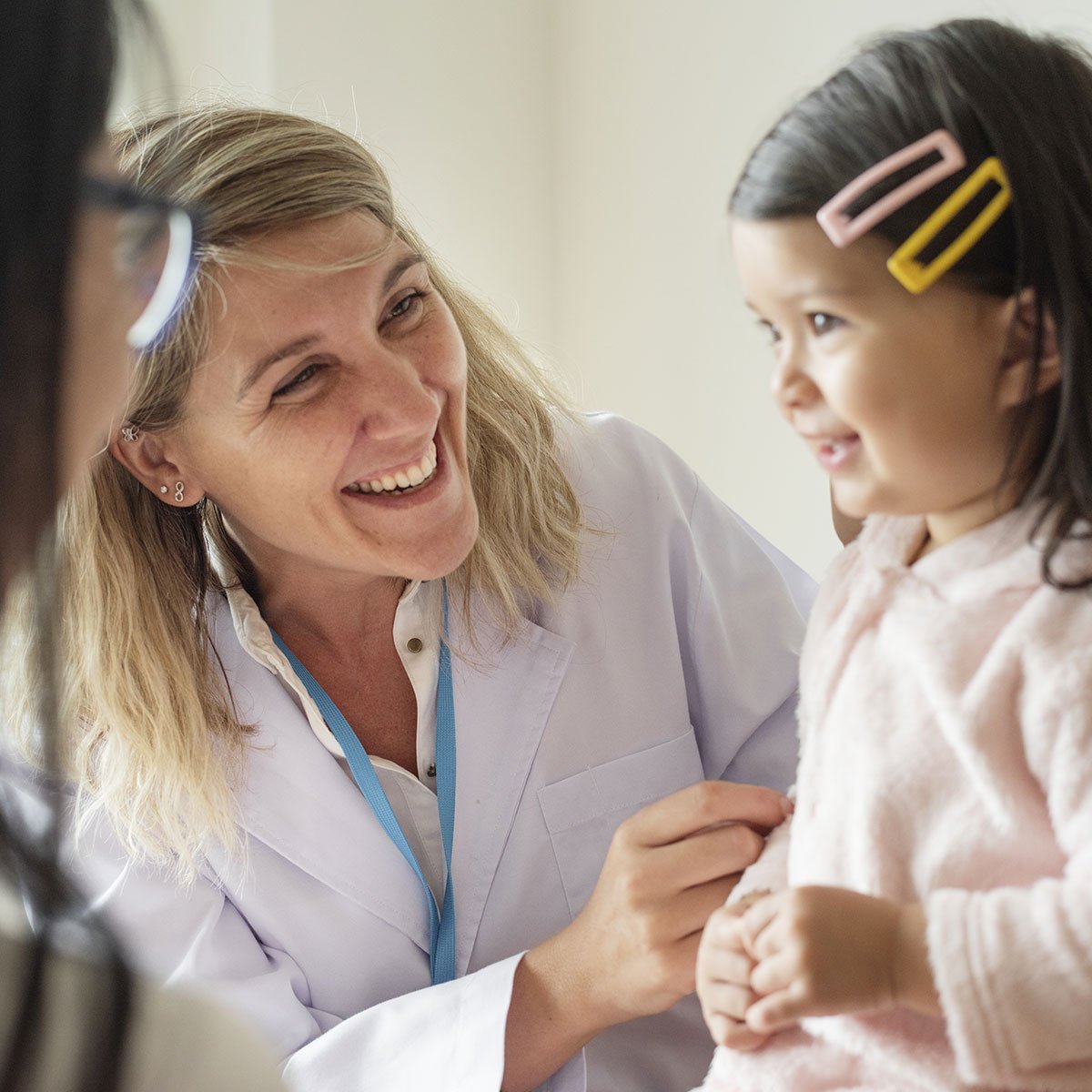 Kvindelig tandlæge smiler med et barn patient