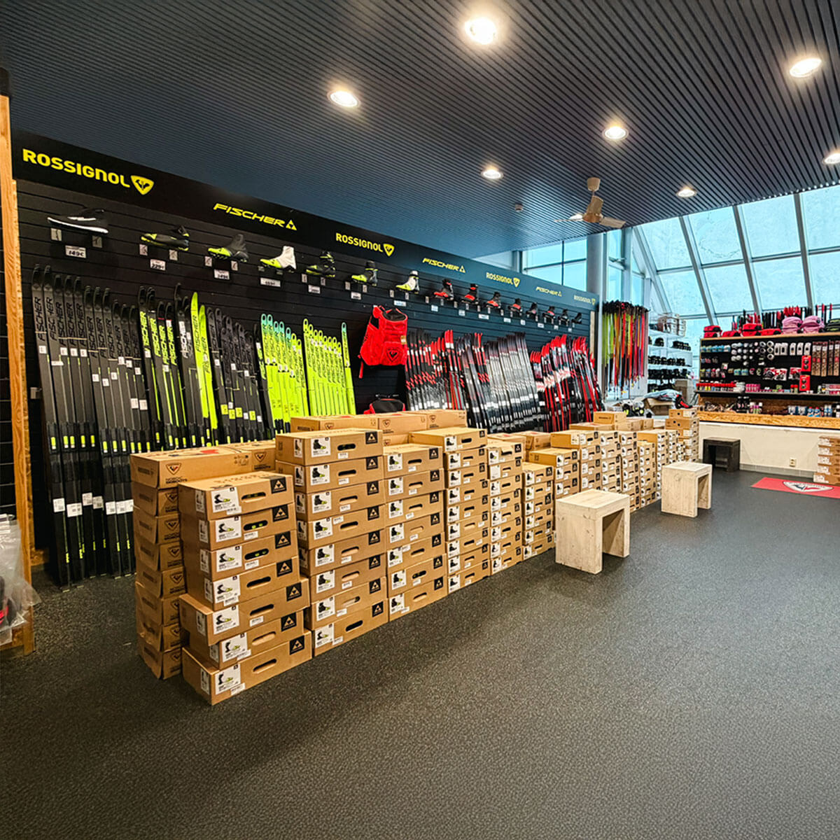 Vuokatti Ski Service myymälä ja suksivalikoima