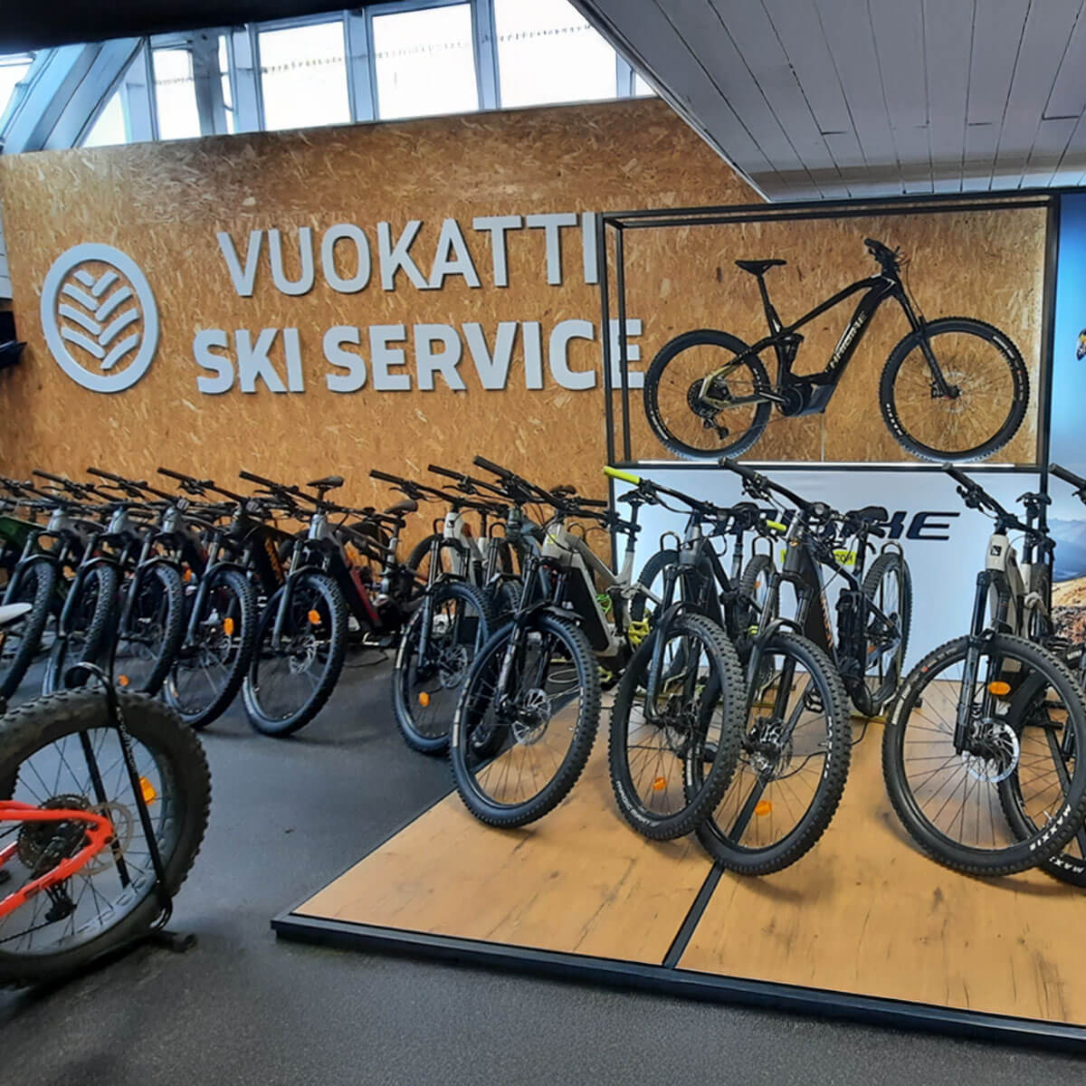 Vuokatti Ski Service myymälä ja pyörävalikoima