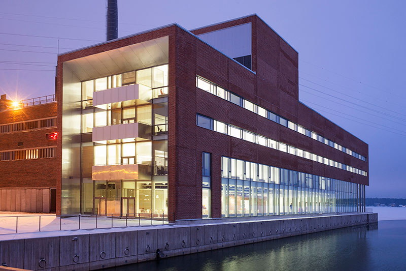 Vaasan Sähkön toimitilarakennus veden äärellä.