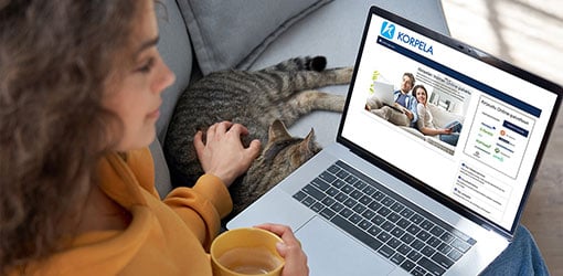 Asiakas on kirjautumassa onlineen Korpelan Voiman nettisivuilla.