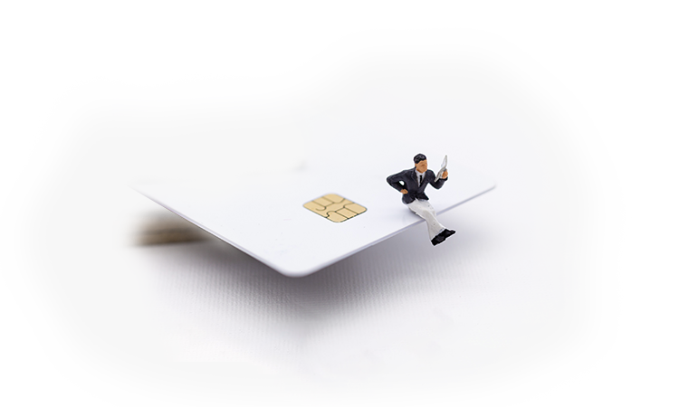 Omnichannel - minifigur ser på produktkatalog oven på kreditkort
