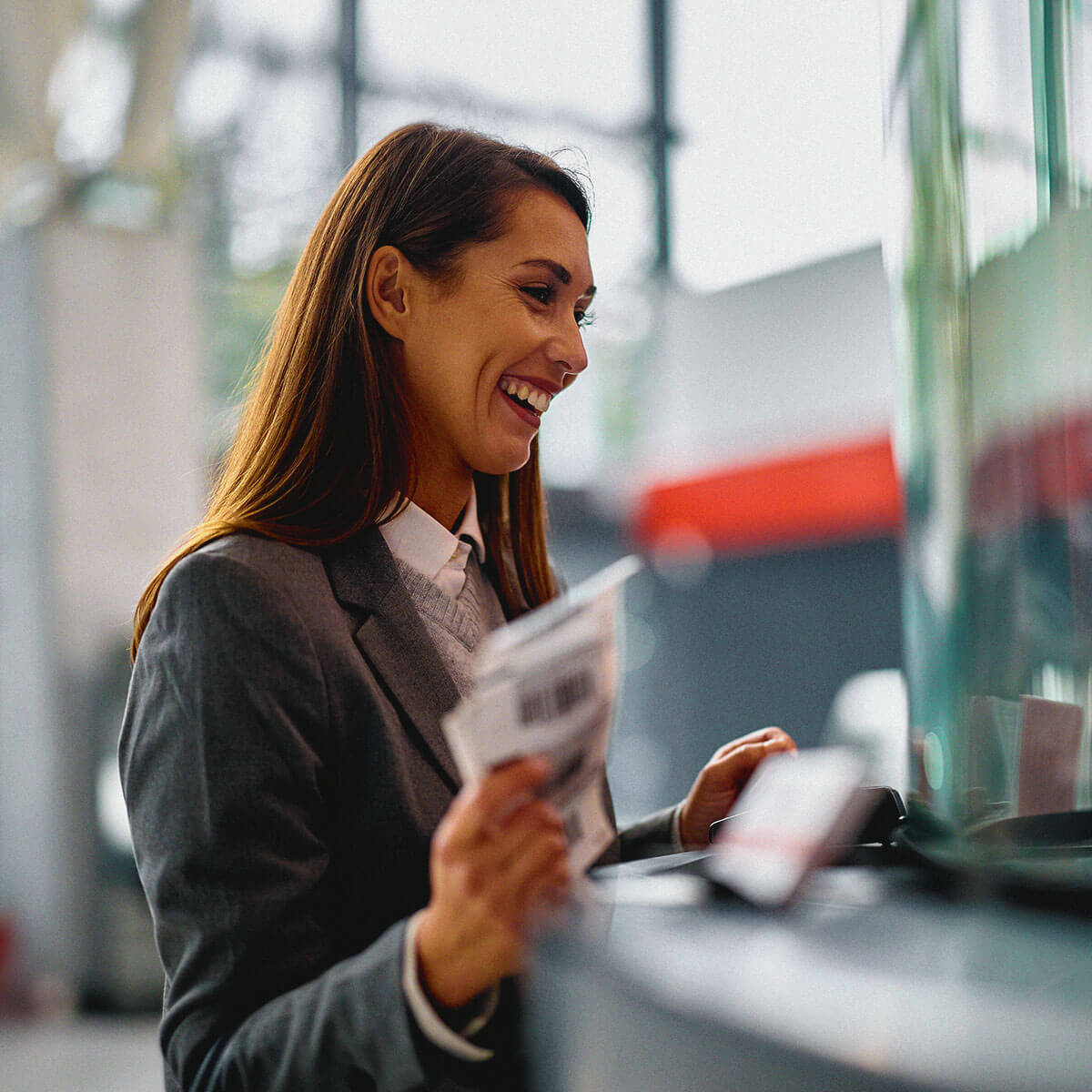 Kvinde køber billet til et arrangement fra en billetluge, der bruger Commerce Cloud POS-systemet