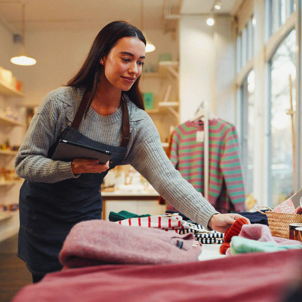 Sælger i vare- og gavebutik, der laver lagerstyring med Commerce Cloud POS-system