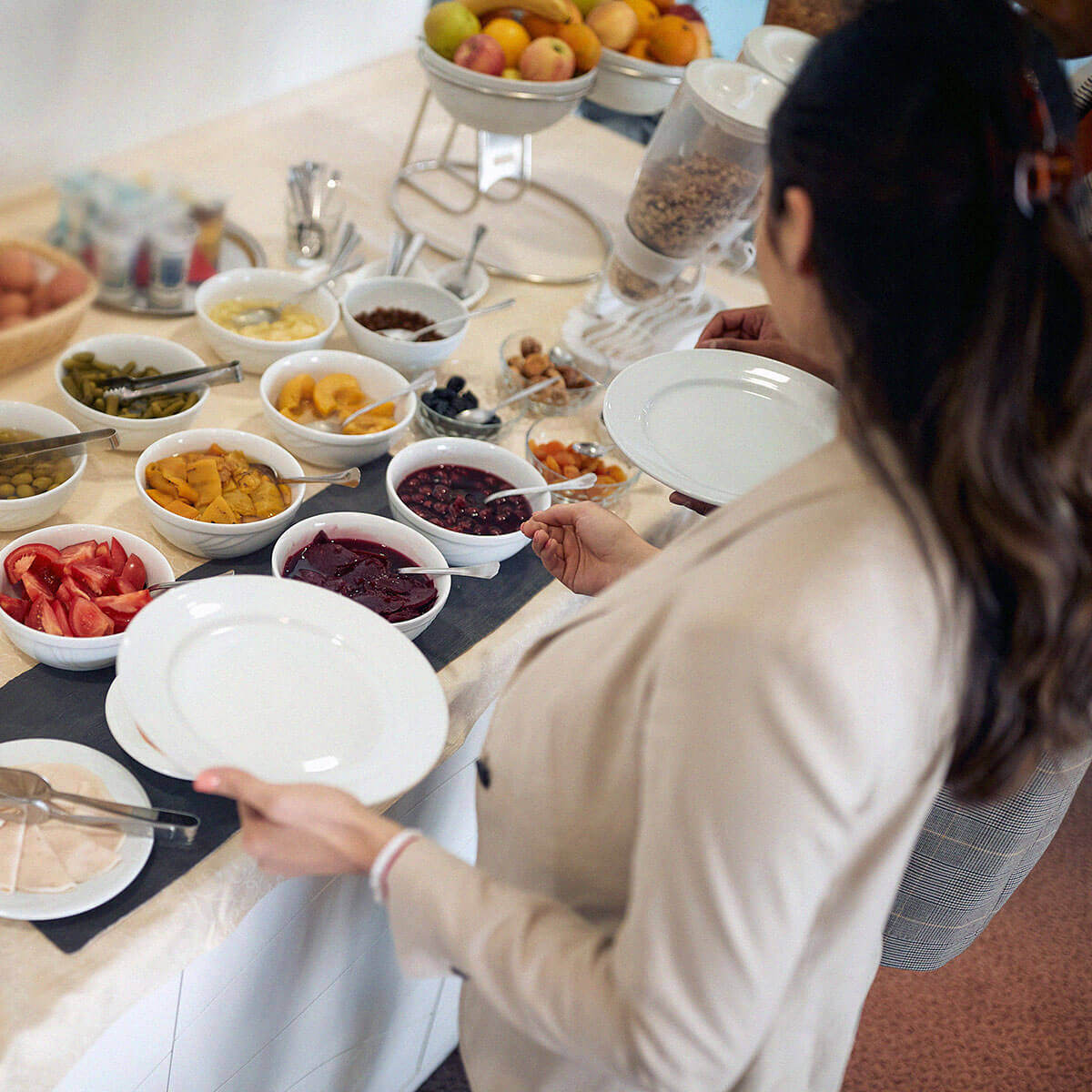 Kvinde ved frokostdisken i kantinen, frokost betalt via hurtige kontraktmåltider i POS-systemet