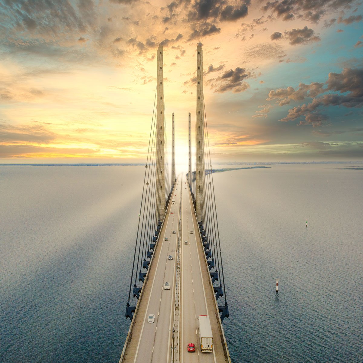 Öresundsbro bron mellan Danmark och Sverige vid solnedgången