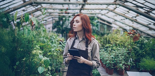 Puutarhan työntekijä tekemässä inventaariota Solteq Commerce Cloud POS kassajärjestelmän varastonhallintamoduulilla.