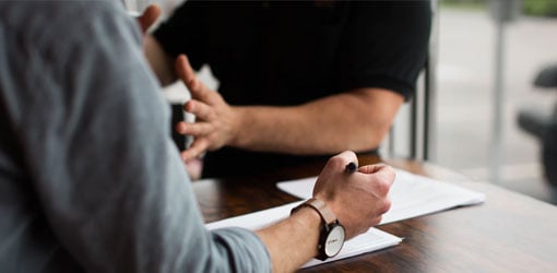 Two person discussing about Master Data Management issues.