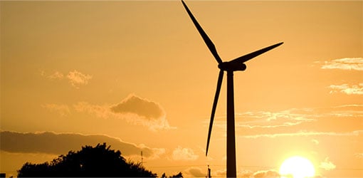 Tuuliturbiina auringonlaskua vasten