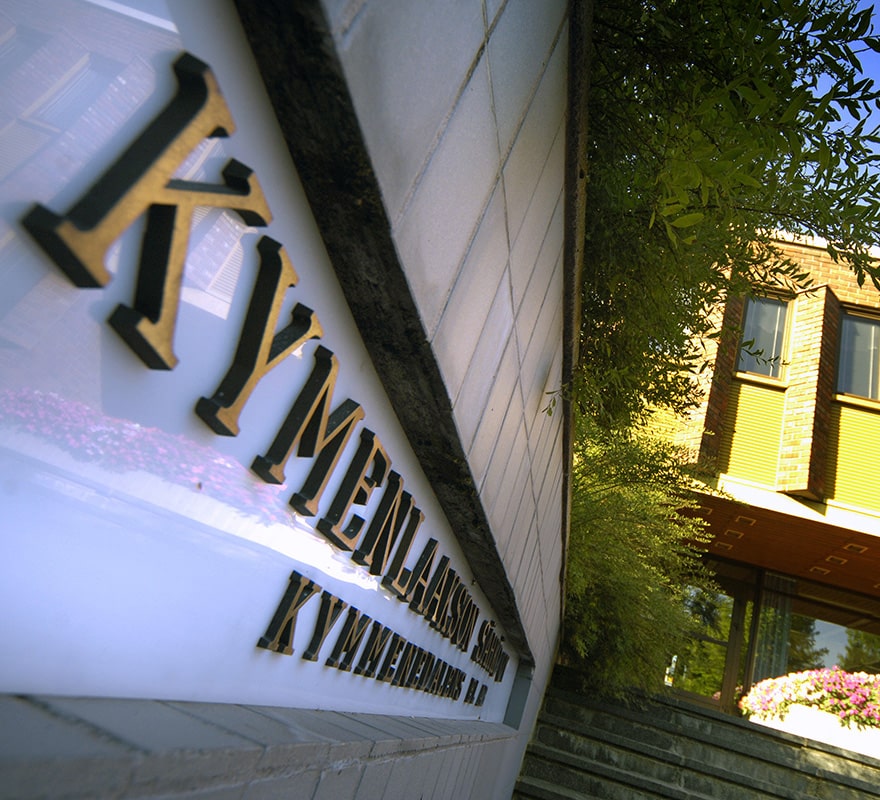 Sign and building of Kymenlaakson Sähkö's in Elimäki.