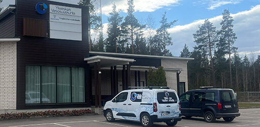 Ylivieskan Vesiosuuskunnnan rakennus ja yhtiön autoja pihan parkkipaikalla.