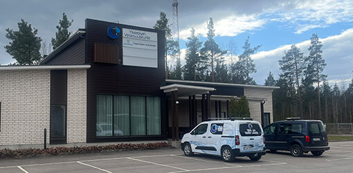 Ylivieskan Vesiosuuskunnnan rakennus ja yhtiön autoja pihan parkkipaikalla.