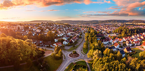Tiheään asuttu asuinalue auringon valossa.