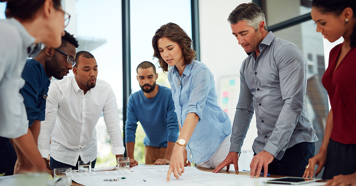 Konsultit käymässä läpi liiketoiminnan kehittämissuunnitelmaa.