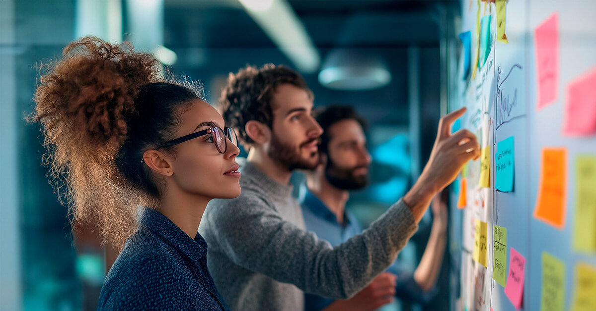 Konsultit suunnittelemassa asiakkaan projektia.