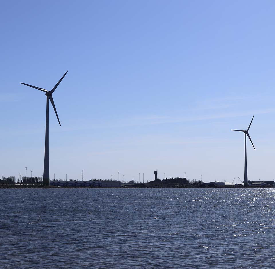 Kaksi tuulivoimalaa Haminan satamassa.