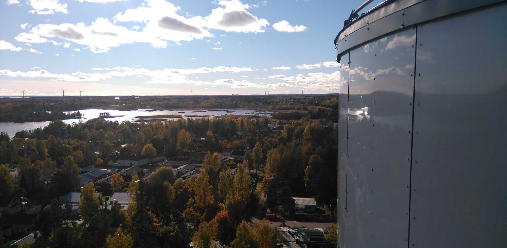 Maisemakuva Haminan Veden vesitornista kauniilla, aurinkoisella ilmalla (kuva: Haminan Vesi). 