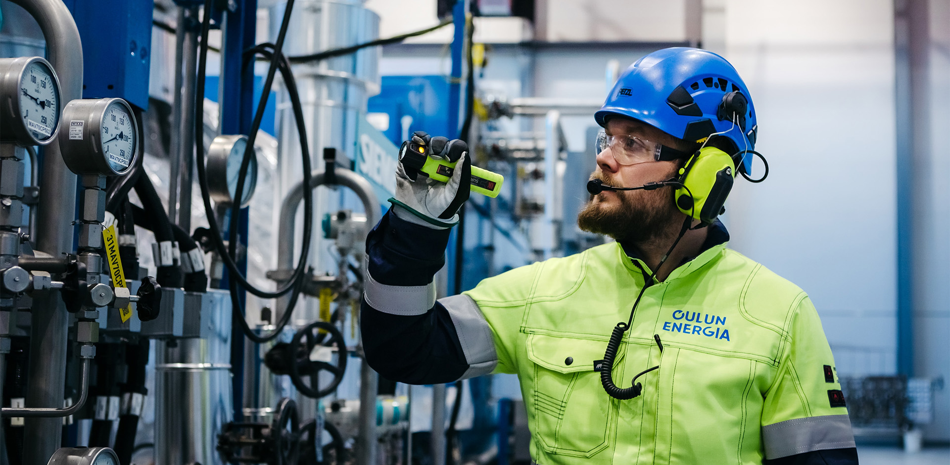 Oulun Energian työntekijä tarkistaa laitteistoa (kuva: Oulun Energia)