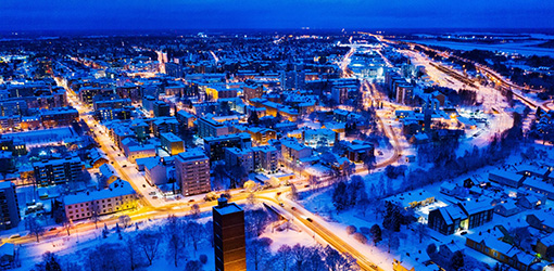 Pori Energia Sähköverkkojen valaisemaa kaupunkia yössä.