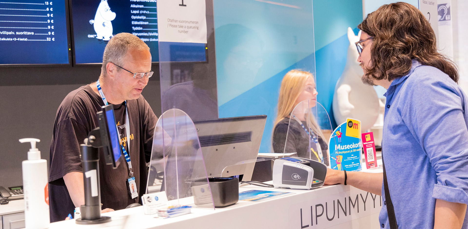 A customer buys a ticket at the Tampere Hall's ticket counter and an employee uses the POS system.