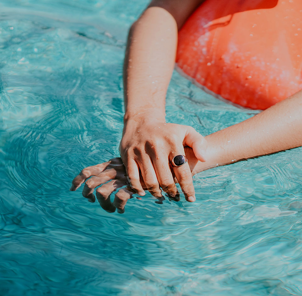 Holiday Club Resort - nainen uima turkoosissa vedessä punaisella uimarenkaalla