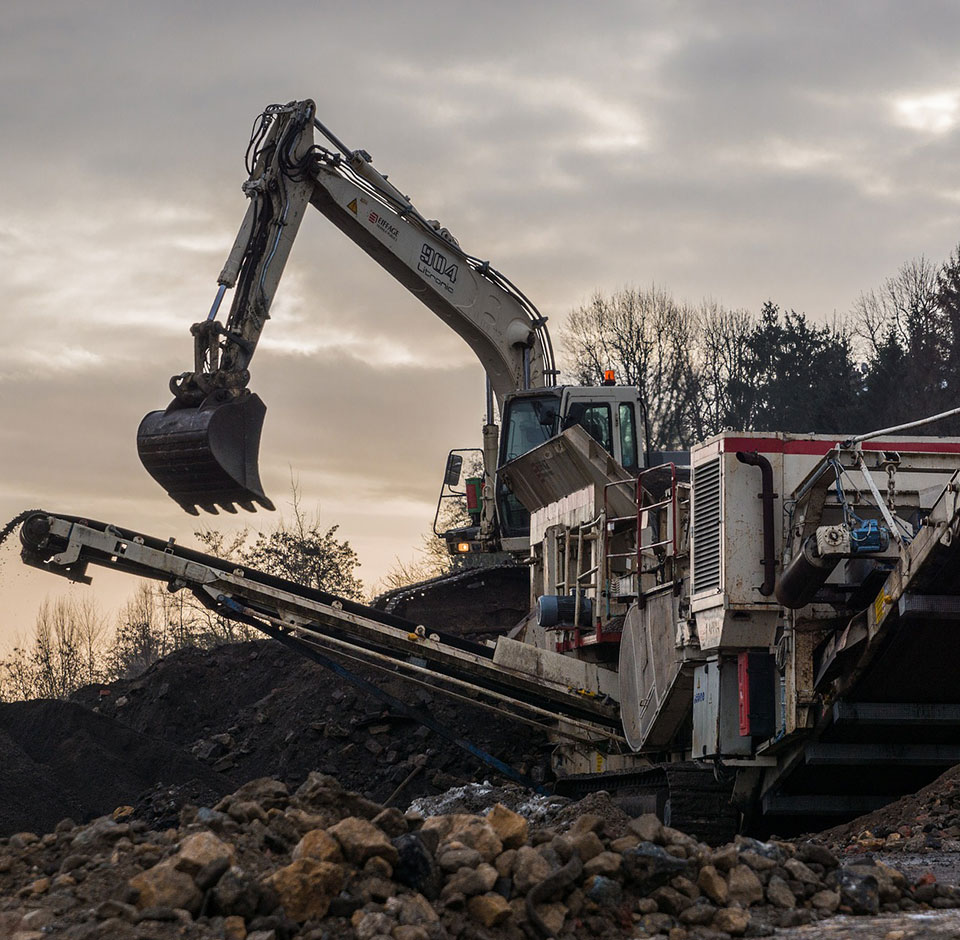 Metso - kaivinkone syöttää kiviä murskaimelle