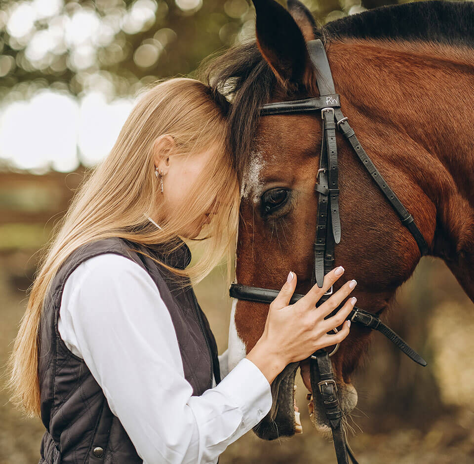Nainen hevosensa kanssa