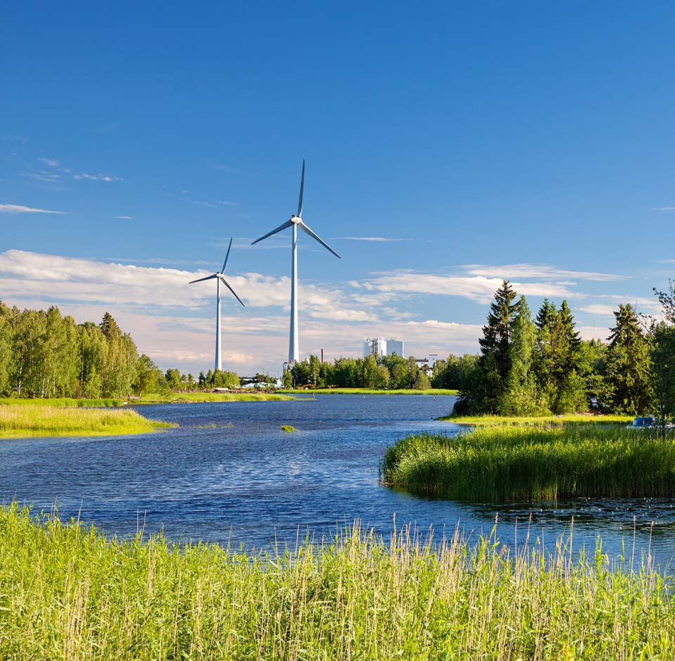Två vindkraftsparker vid vattnet i Fredrikshamn, Finland.