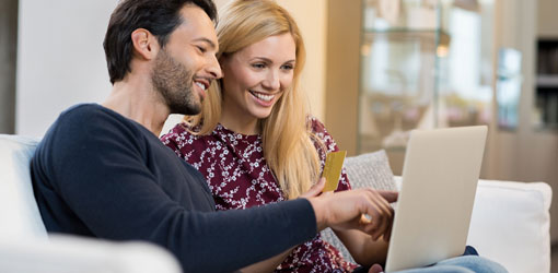 Lidl Finland - smiling couple doing eCommerce purchases on a coach