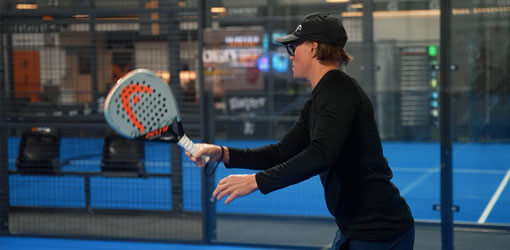 Man spelar padel