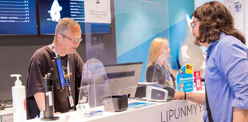 A customer buys a ticket at the Tampere Hall's ticket counter and an employee uses the POS system.