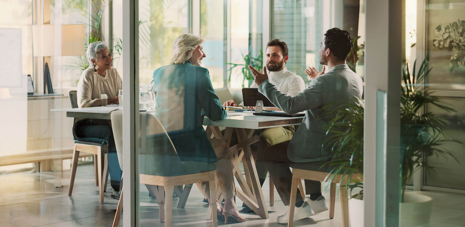 Business team discussing strategy in a meeting, aligning decisions through shared data and connected systems