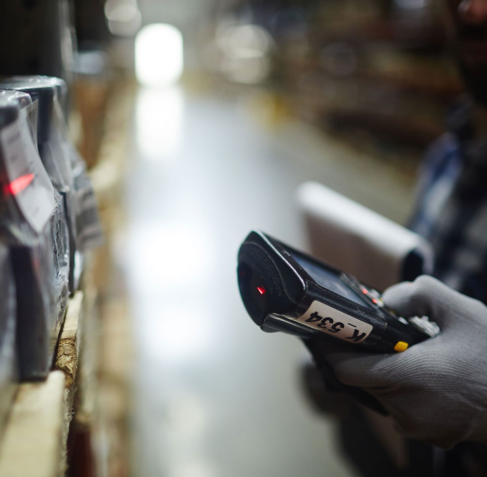 Order Engine - Tuotteita skannataan kaupan varastossa osana omni-channel ketjua