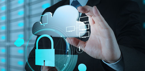 forretningsmand hånd viser 3d sky-ikon med hængelås som internetsikkerhed online forretningskoncept