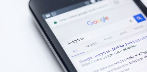 Mobil nettleser med digitale markedsføringseksperter med Google Analytics